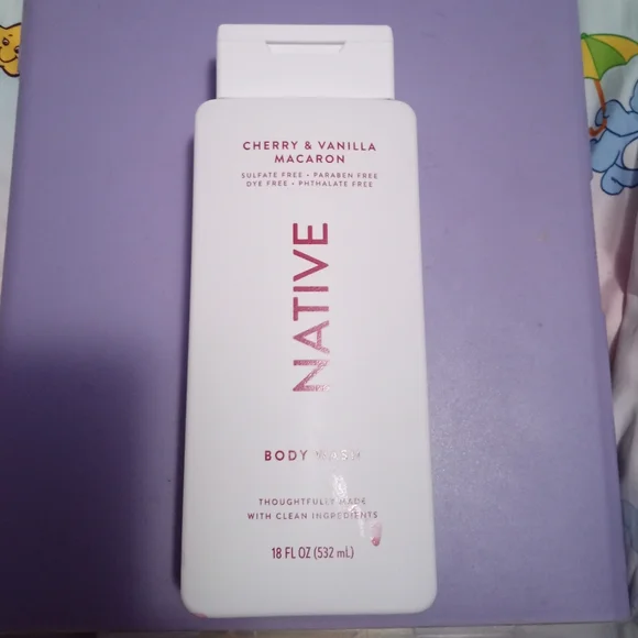 Native Cherry & Vanilla Macaron Body Wash - White and Red - Picture 3 of 4